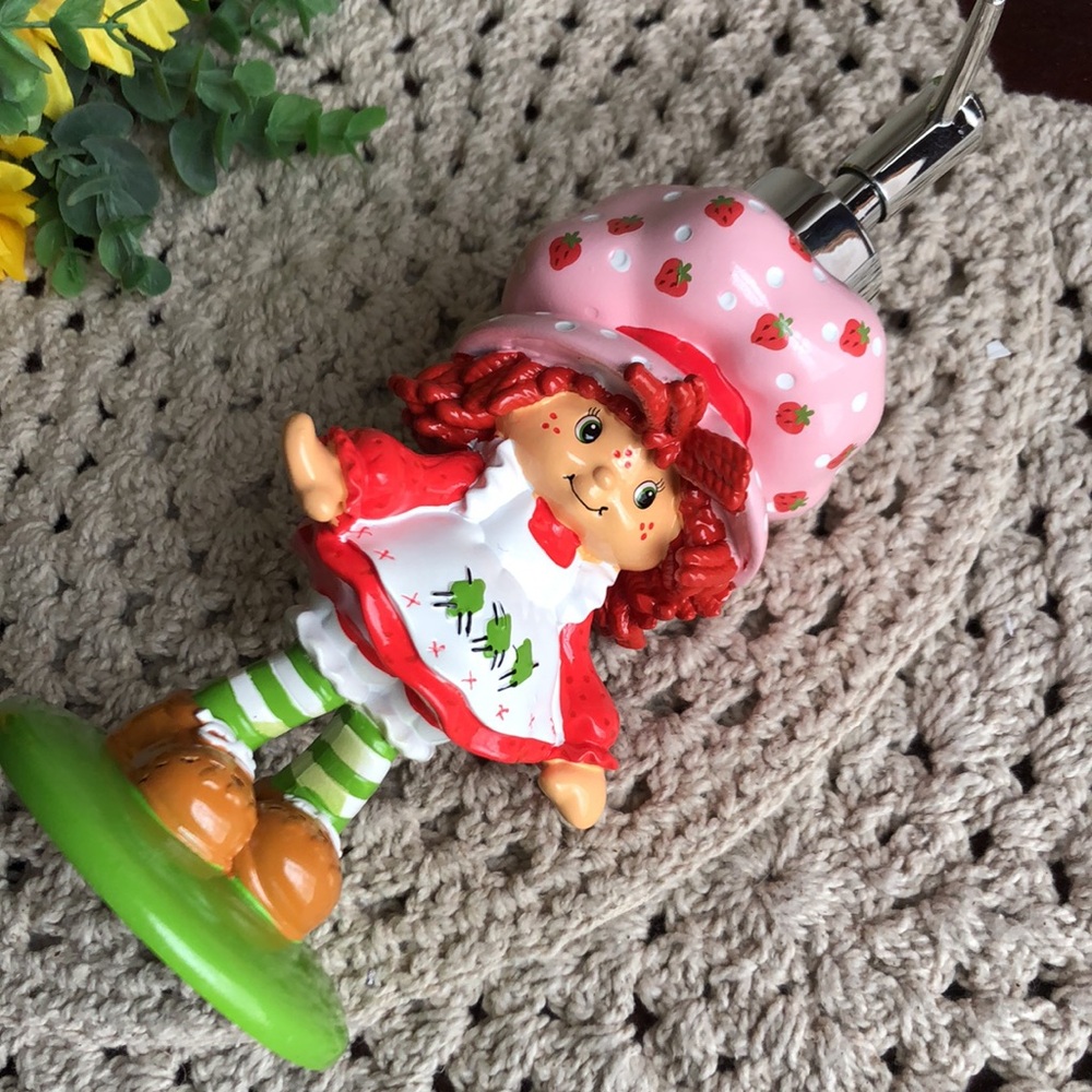 Strawberry Shortcake Lotion/Soap Dispenser - Picture 4 of 9